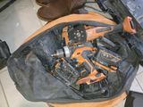 un sac contenant des outils, posé par terre