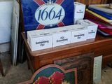 Des caisses de bière sont posées sur une table devant une chaise en bois