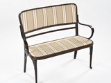 une image représentant un banc dont l'assise est recouverte d'un tissu rayé