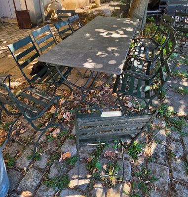une table et des chaises installées à l'extérieur, à l'ombre