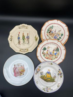 plusieurs assiettes aux motifs variés sont disposées sur un fond noir