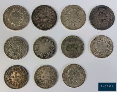 gros plan d'un paquet de pièces de monnaie posé sur une table