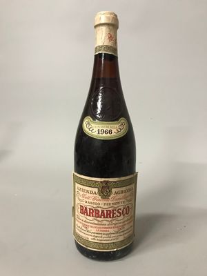 l'image d'une bouteille de vin posée sur une table