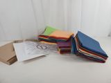 une pile de papiers colorés posée sur une table
