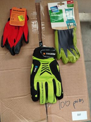 deux paires de gants de jardinage posées sur une boîte en carton
