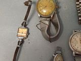 a lot of watches that are on the table