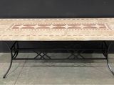 une image représentant une table avec un plateau en carrelage et des pieds en fer