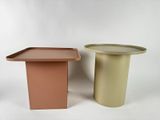 une paire de deux tables d'appoint surmontées d'un plateau