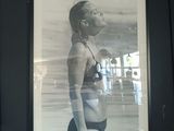 une photo en noir et blanc d'une femme en maillot de bain