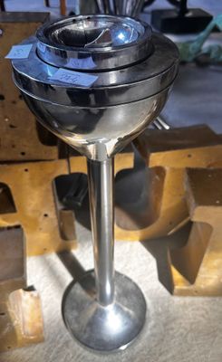 un objet métallique posé sur une table