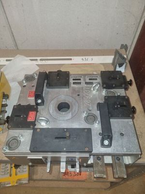 l'image d'une machine posée sur une table