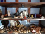 une étagère contenant divers objets dans une pièce
