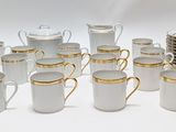 un grand nombre de tasses et de soucoupes posées sur une table