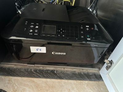 une imprimante Canon posée sur un comptoir