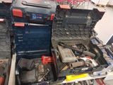 de nombreux outils posés ensemble sur une table