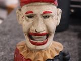 une statue représentant un clown coiffé d'un chapeau rouge