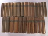 six vieux livres sont empilés sur une table