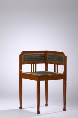 une image représentant une chaise dont l'assise est en bois et en osier