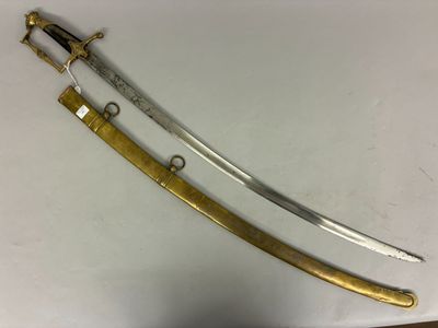 une paire d'épées, l'une avec une poignée en or et l'autre avec une poignée en argent