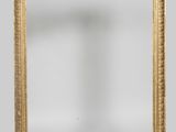 un cadre or antique sur fond blanc
