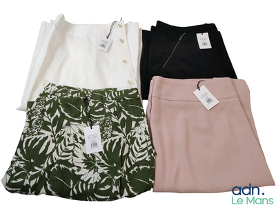trois paires de pantalons pour femme, une chemise blanche et une jupe verte et rose