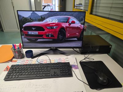 un ordinateur de bureau posé sur une table avec un clavier et une souris
