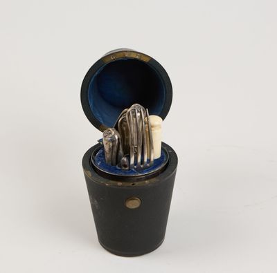 un petit récipient noir contenant plusieurs brosses à dents