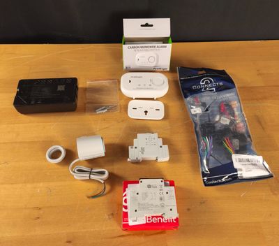le contenu d'une console Nintendo Wii posée sur une table en bois