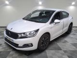 la voiture blanche est garée sur un sol en damier dans le garage