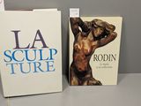 deux livres posés l'un à côté de l'autre sur une table