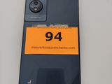 un gros plan d'un téléphone portable avec un numéro inscrit au dos