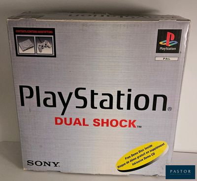 La boîte du jeu DualShock pour PlayStation de Sony est posée sur la table.