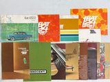 de nombreuses brochures d'anciennes voitures qui sont exposées