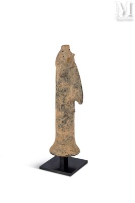 statue d'un homme tenant un poisson, posée sur un socle noir