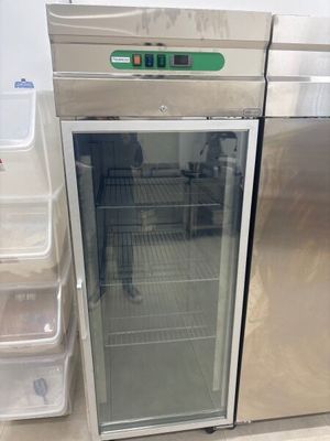 un réfrigérateur argenté avec une porte vitrée dans une cuisine