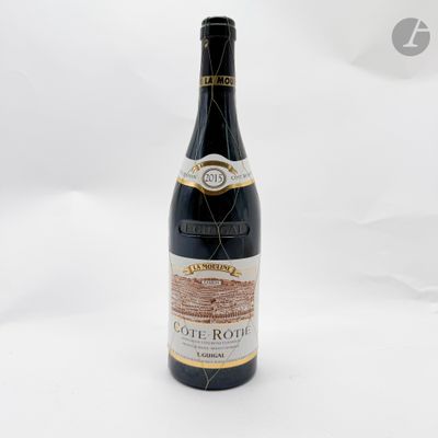 une bouteille de vin posée sur une table