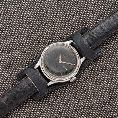 gros plan d'une montre-bracelet sur une surface noire