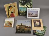 plusieurs livres sont posés sur une table devant un fond gris