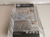 une boîte de serviettes posée sur une table