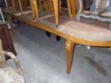 plusieurs chaises et une table dans une pièce où l'on aperçoit de nombreux meubles en arrière-plan