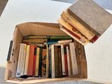 une boîte pleine de livres posée sur une table