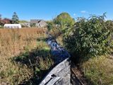 une clôture qui a été installée au milieu d'un champ