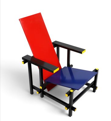 une chaise rouge et bleue posée sur un sol blanc