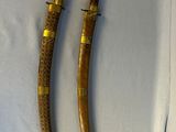 Il s'agit de deux morceaux de bois qui ont été sculptés pour ressembler à des sabres.
