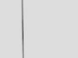 un lampadaire blanc surmonté d'une lampe