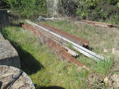 un rail de train posé dans l'herbe