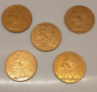 quatre pièces d'or portant l'image d'un homme et d'une femme