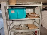 une étagère sur laquelle se trouvent quelques cartons, dans une pièce