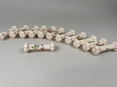 plusieurs petits objets en céramique blanche posés sur une table