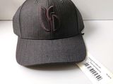 une casquette de baseball avec un logo, posée sur une table